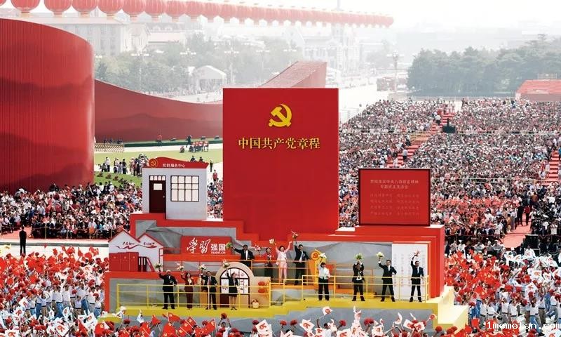 2019年10月1日上午，庆祝中华人民共和国成立70周年大会在北京天安门广场隆重举行。这是群众游行中的“从严治党”方阵。新华社记者 兰红光/摄