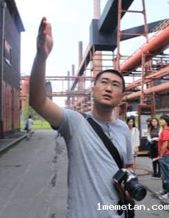 图片包含 人, 户外, 建筑, 男人描述已自动生成