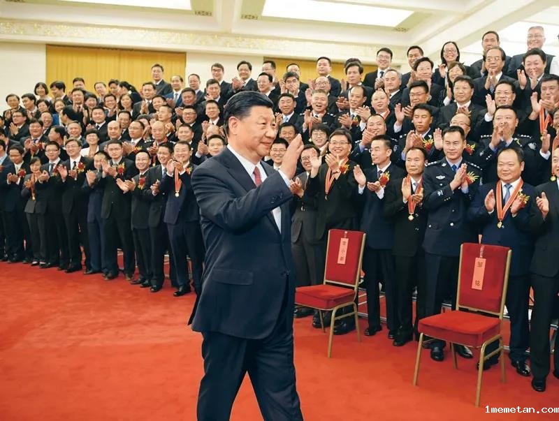 2019年6月25日，党和国家领导人习近平、李克强、王沪宁等在北京人民大会堂会见第九届全国“人民满意的公务员”和“人民满意的公务员集体”受表彰代表。新华社记者 李学仁/摄