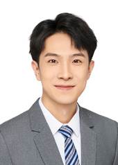 男人穿着西装 AI 生成的内容可能不正确。